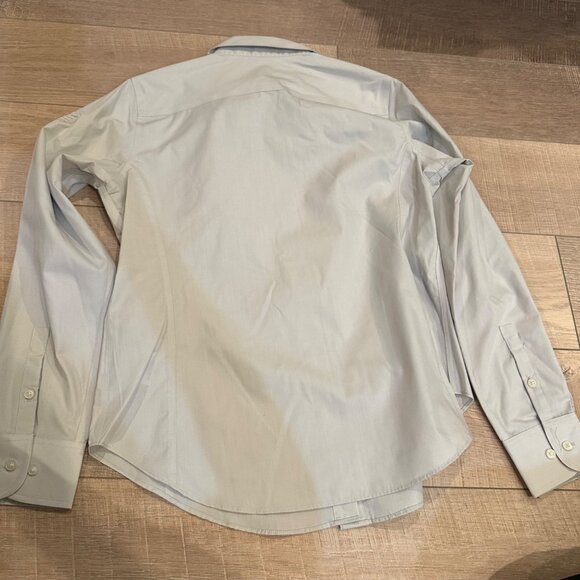 DEVON & JONES WOMENS LIGHT GREY LONG SLEEVE BUTTON SHIRT NWOT MEDIUM - Picture 7 of 7